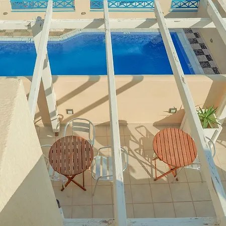 מלון דירות Lucia 4*