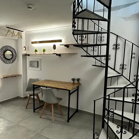 מלון דירות Lucia 4*