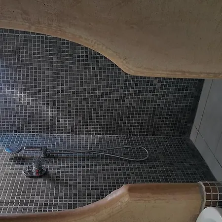 מלון דירות Lucia 4*