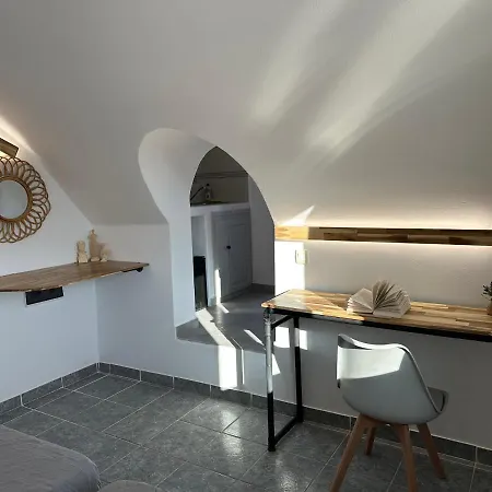 Aparthotel Lucia Perissa (Santorini)