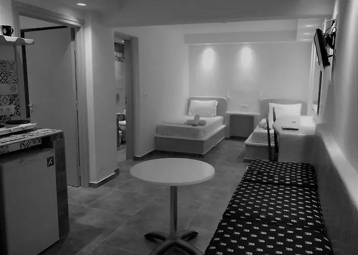 Lucia Aparthotel Perissa (Santorini)