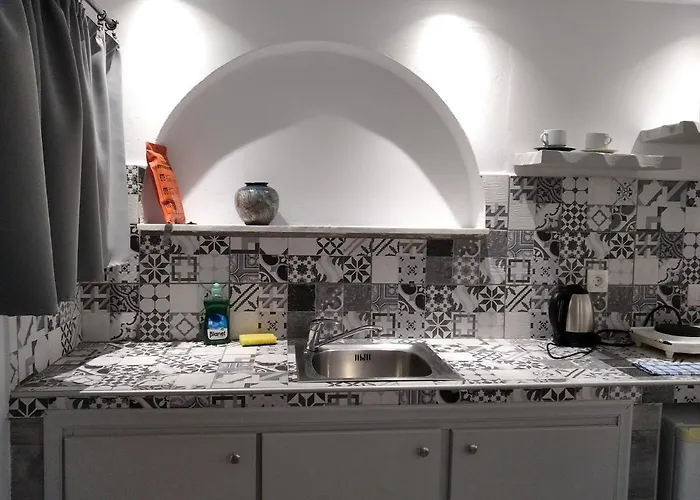 Lucia Aparthotel Perissa (Santorini)