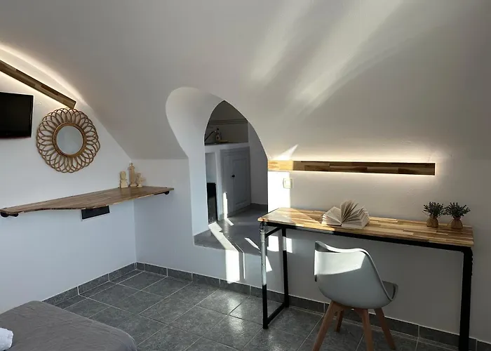 Aparthotel Lucia Perissa (Santorini)