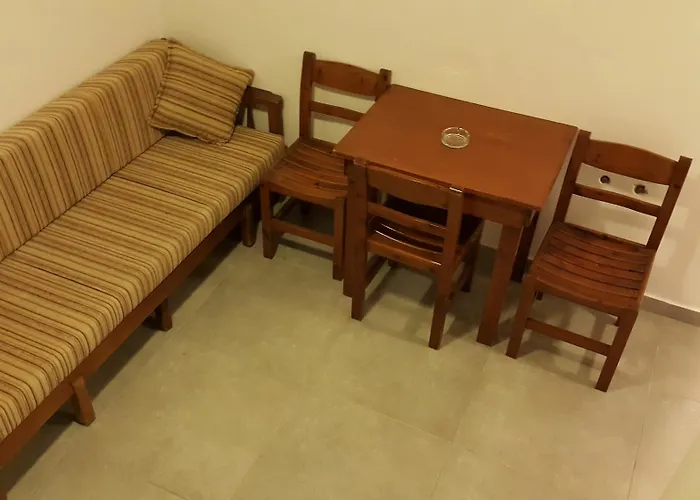 Lucia Lägenhetshotell Perissa (Santorini)