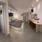 Lucia Perissa (Santorini)